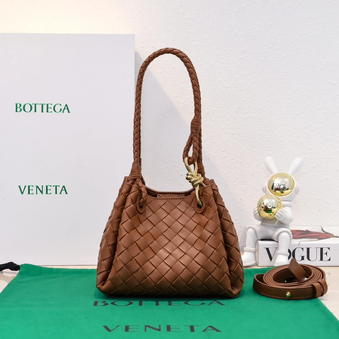 Batch 1760 BV home is new! Andiamo combines Bottega Veneta archives parachute handbags to inherit retro elements and integrate modern trends. The same style as Shu Qi's Beijing Night. It is a continuation of the classic bag. It has three functions: hand carry, shoulder and cross-body. It is embellished with metal brass knot buckles. The capacity of the small one is amazing. It can easily hold sunglasses in a box/small bottle of water/powder powder/charger and other daily necessities when going out. The upper body is versatile. Style number: 6569 Size: 21*17*16.5cm